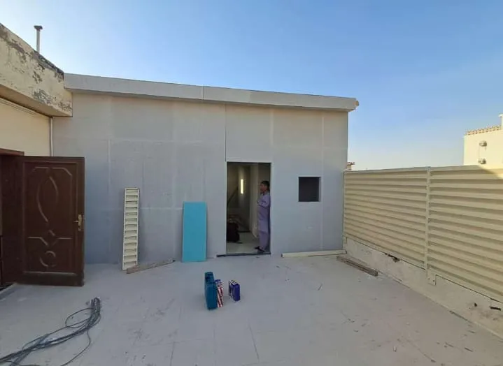 كم تكلفة بناء غرفه ساندوتش بانل حي العقيق؟الأسعار لعام 2026)