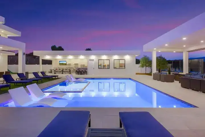 مجلس خارجي مصنوع بساندوش وشالهيات والأسمنت بوردبشمال الرياض 