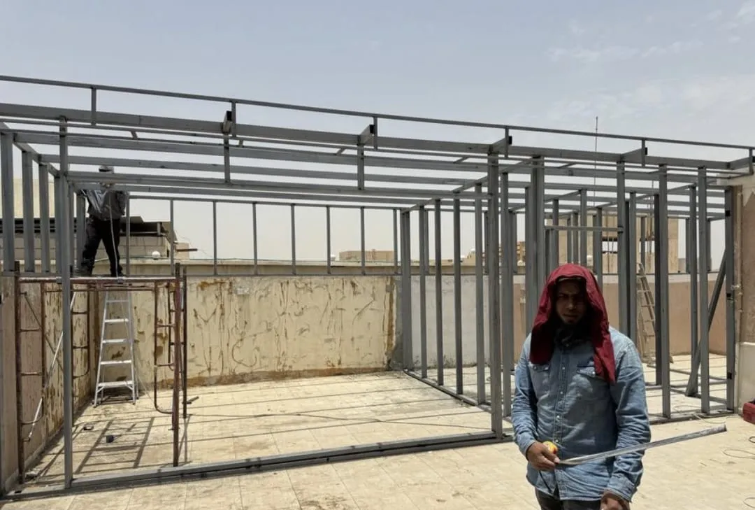 كم تكلفة بناء غرفه ساندوتش بانل حي العقيق؟الأسعار لعام 2026)