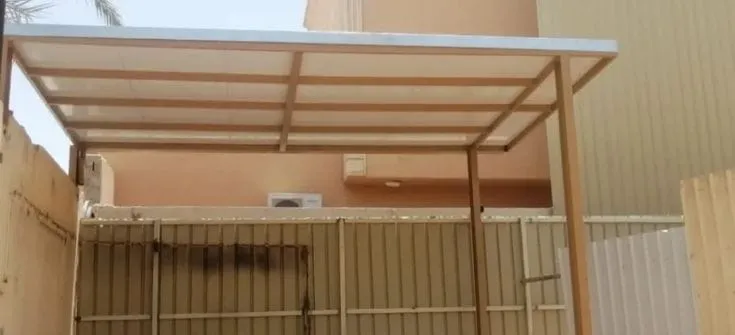 كم تكلفة بناء غرفه ساندوتش بانل حي العقيق؟الأسعار لعام 2026)