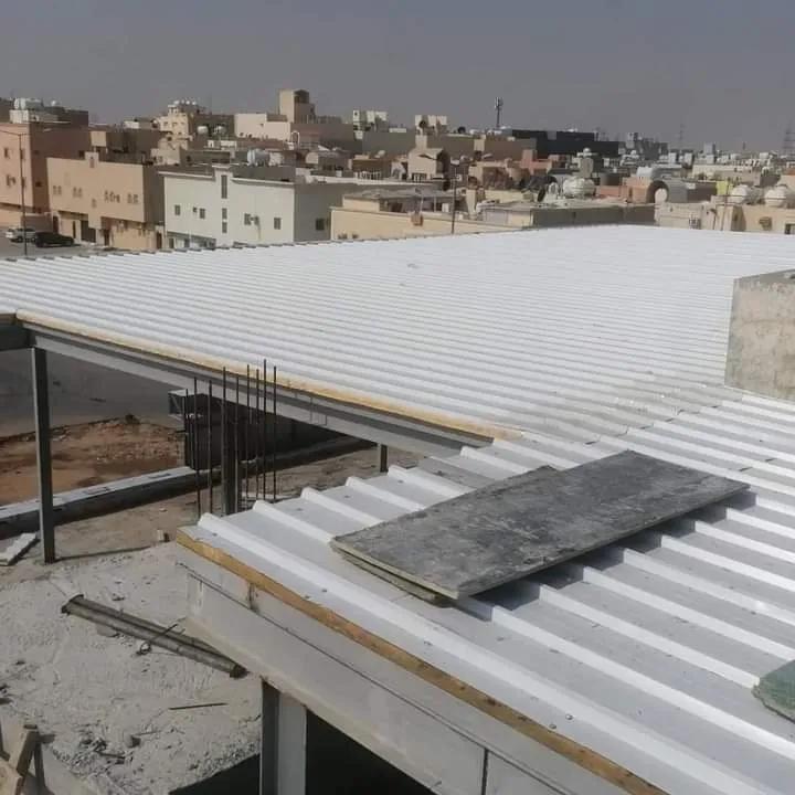 كم تكلفة بناء غرفه ساندوتش بانل حي العقيق؟الأسعار لعام 2026)