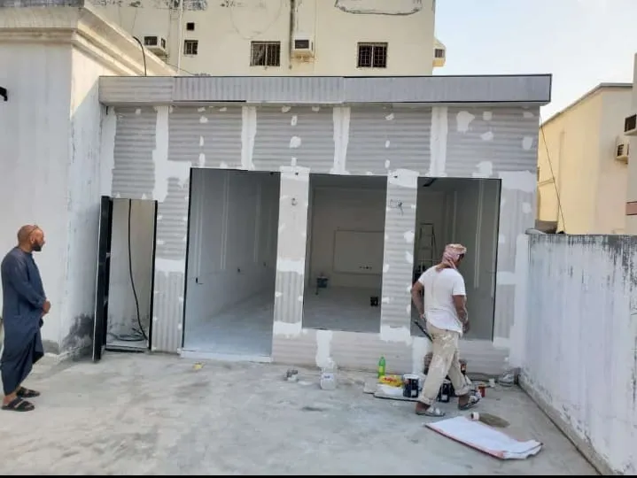 كم تكلفة بناء غرفه ساندوتش بانل حي العقيق؟الأسعار لعام 2026)