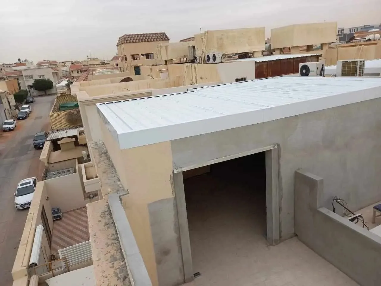 كم تكلفة بناء غرفه ساندوتش بانل حي العقيق؟الأسعار لعام 2026)