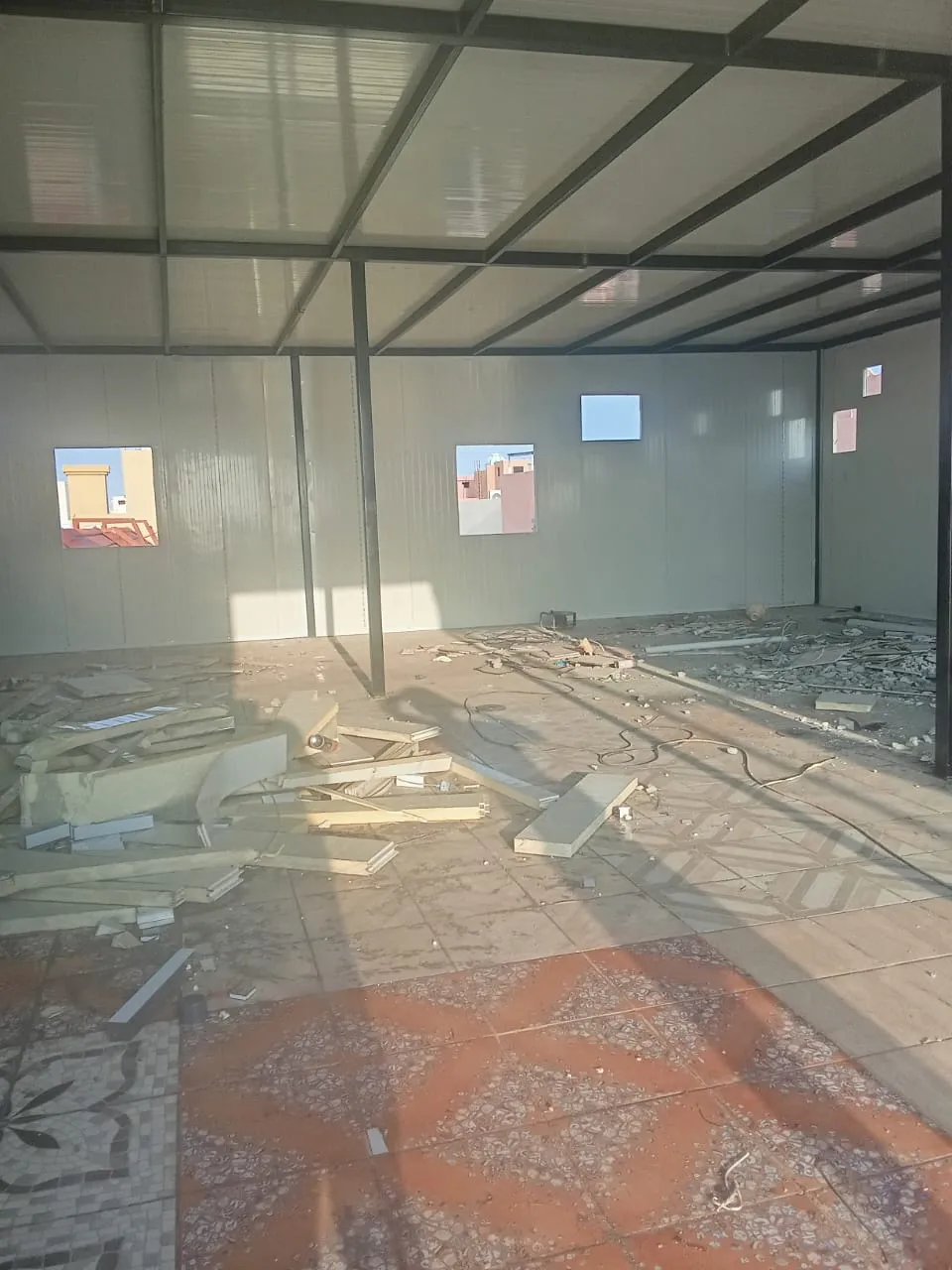 كم تكلفة بناء غرفه ساندوتش بانل حي العقيق؟الأسعار لعام 2026)